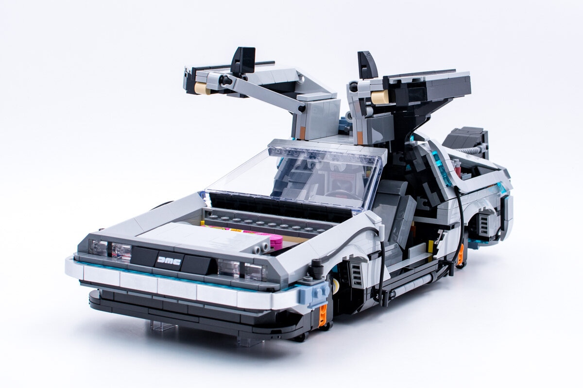 Voyage dans le temps avec la DeLorean Lego