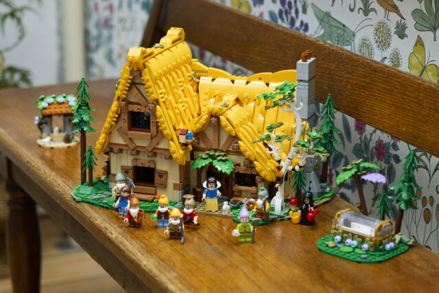 LEGO Disney 43242 Snow White and the Seven Dwarfs Cottage