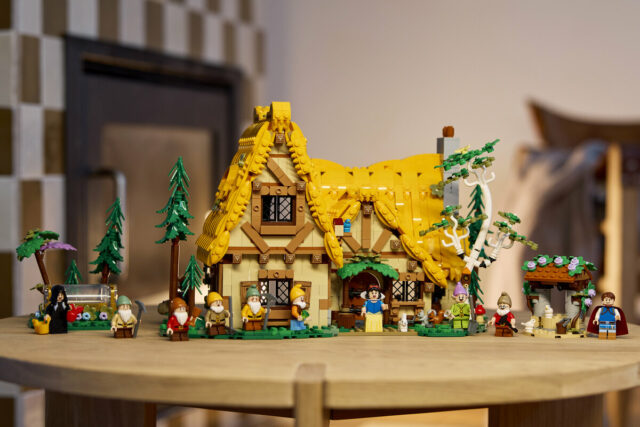 LEGO Disney 43242 Snow White and the Seven Dwarfs Cottage