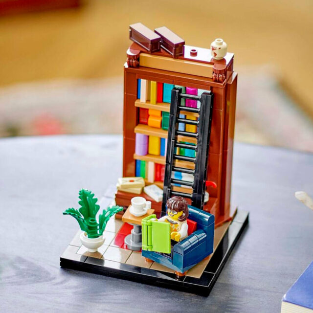 Chez LEGO : le cadeau LEGO Ideas 40698 Books Are My Passion est maintenant offert