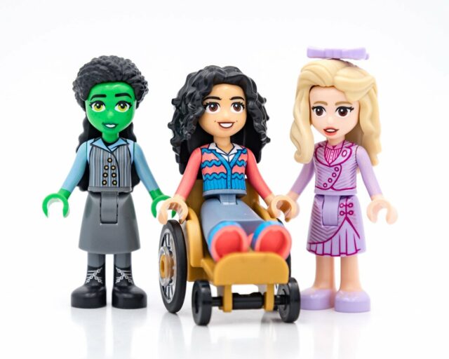 Review LEGO Wicked 75681 Glinda, Elphaba, Nessarose at Shiz Uni