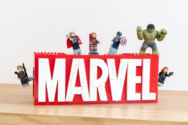 Review LEGO Marvel 76313 Marvel Logo & Minifigures