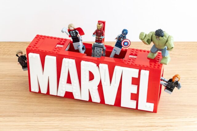 Review LEGO Marvel 76313 Marvel Logo & Minifigures