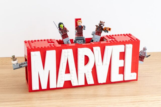 Review LEGO Marvel 76313 Marvel Logo & Minifigures