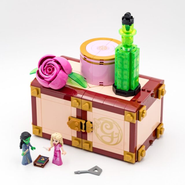 Review LEGO Wicked 75683 Glinda and Elphaba's Dormitory